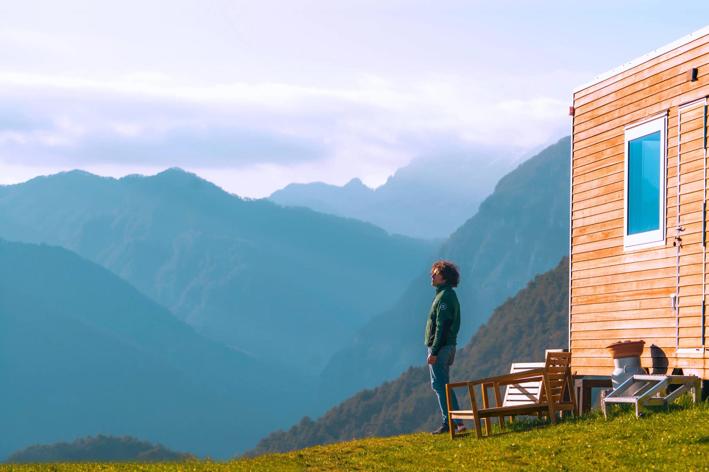 persona che soggiorna in una casetta nella natura sulle Prealpi Carniche in Val d'Arzino