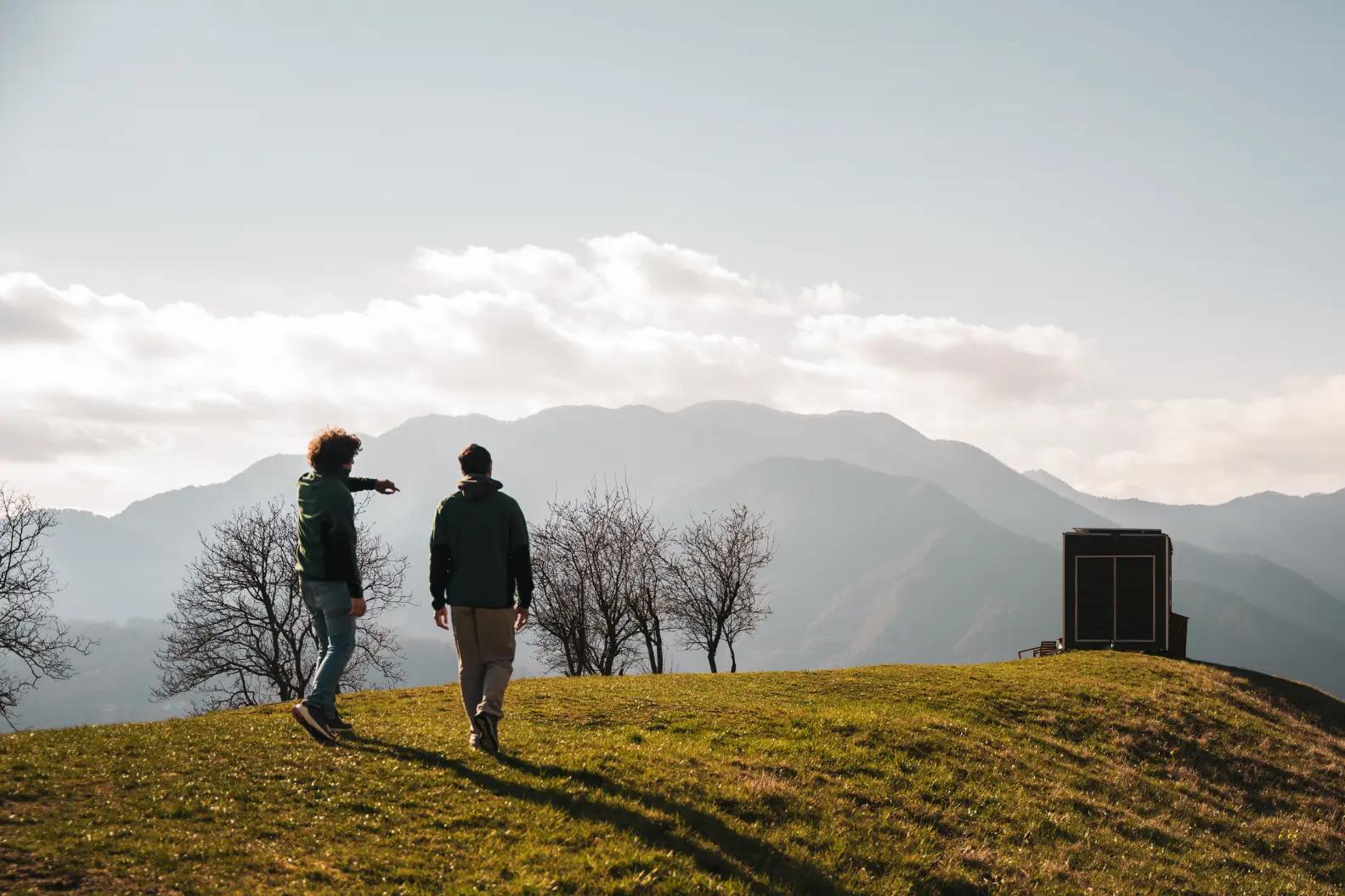 Menschen auf dem Weg zum Tiny House in Val d'Arzino bei Pordenone