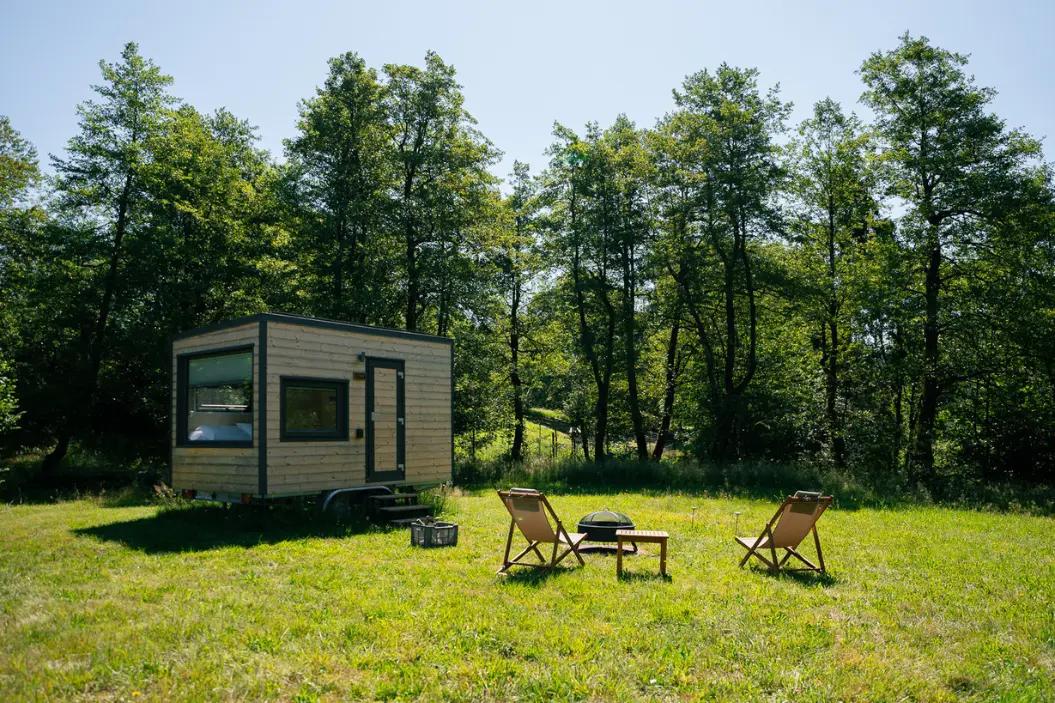 allestimento del giardino della tiny house abete nell oasi friland a campo di bonis