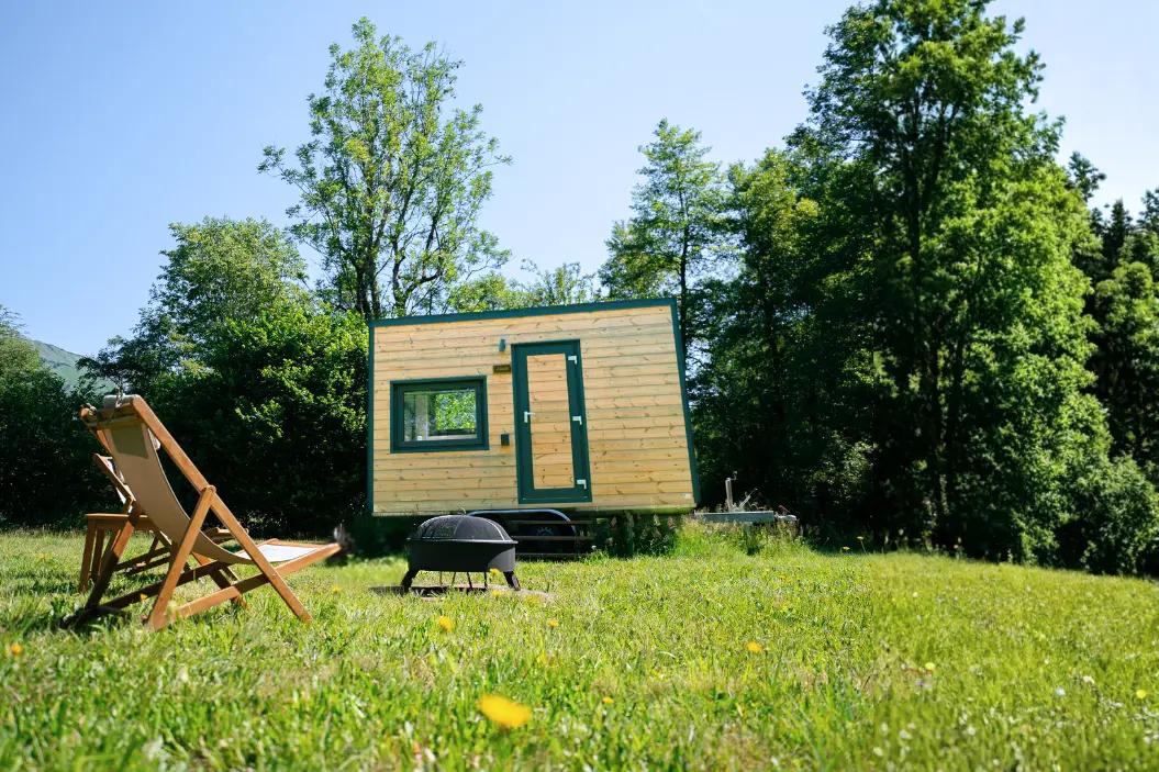 Esterno della tiny house abete nell oasi friland a campo di bonis