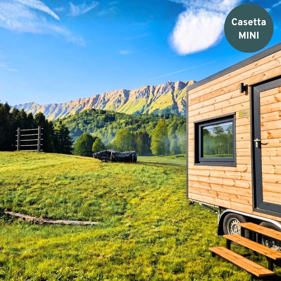 la tiny house accogliente Friland Carpino immersa nei prati verdi vicino a Taipana