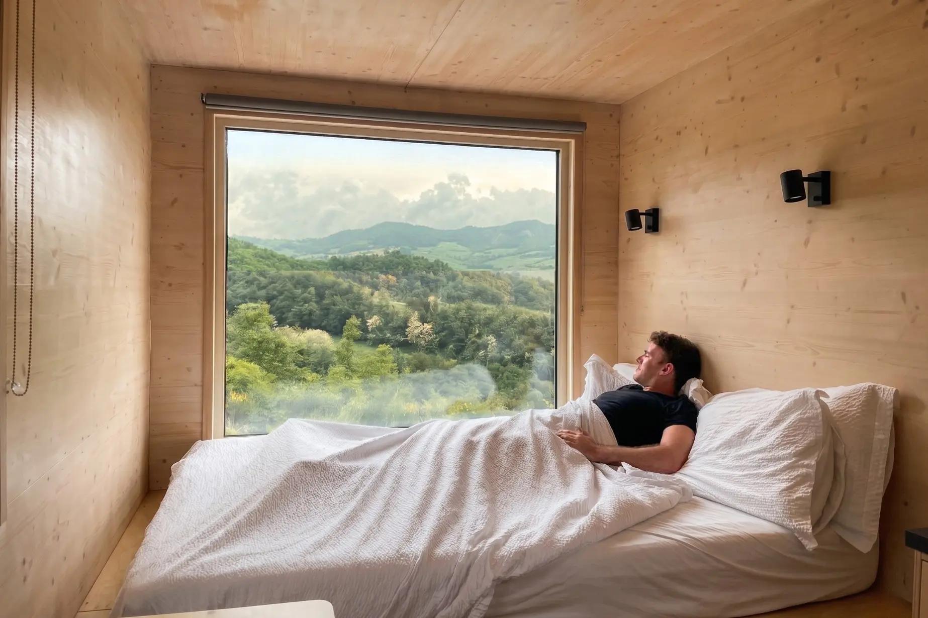 Panoramafenster mit Blick auf das Bett des kleinen Hauses in der Emilia-Romagna