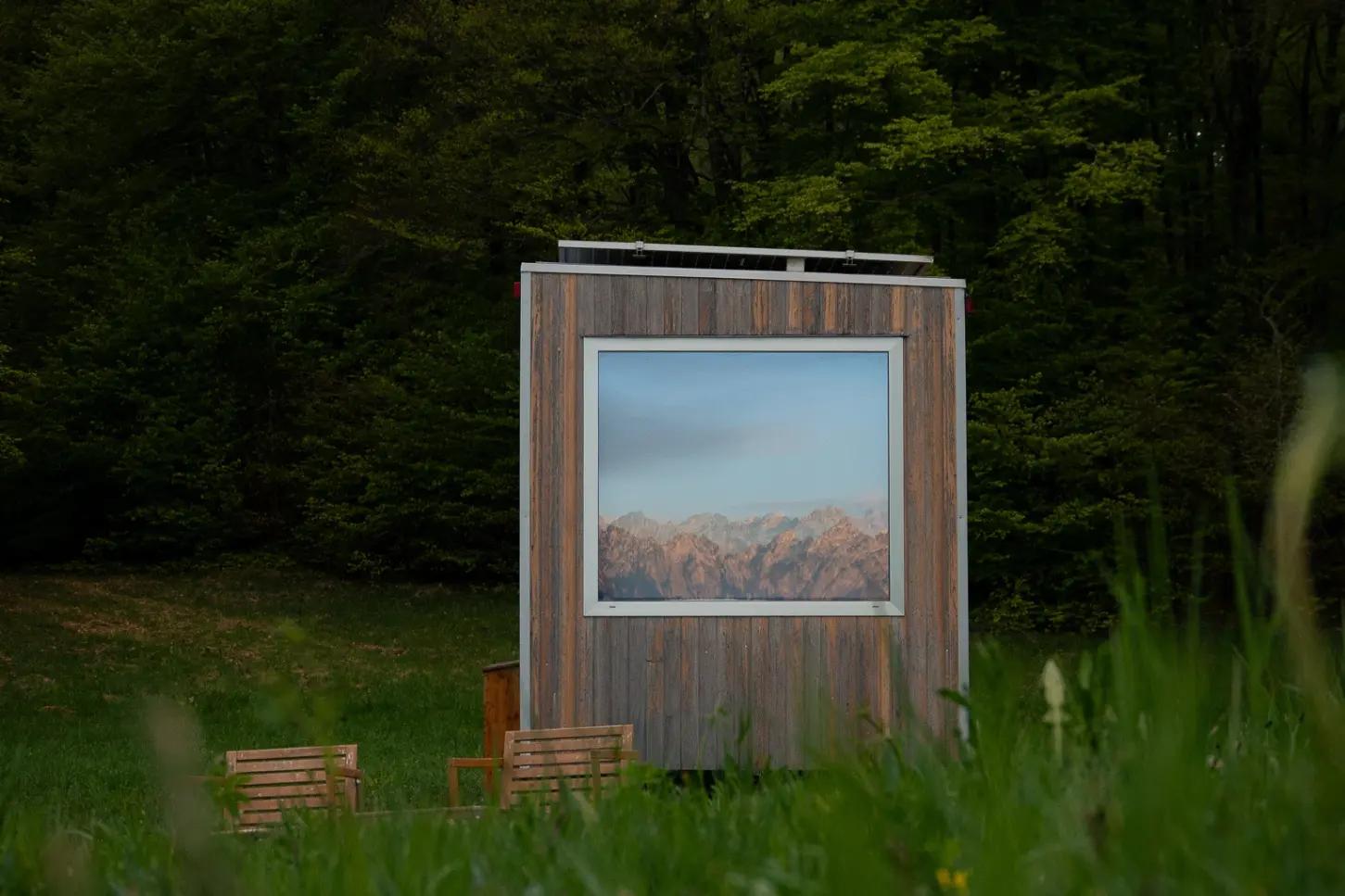 Bergblick vom kleinen Haus auf dem Curiedi-Plateau in den Karnischen Voralpen