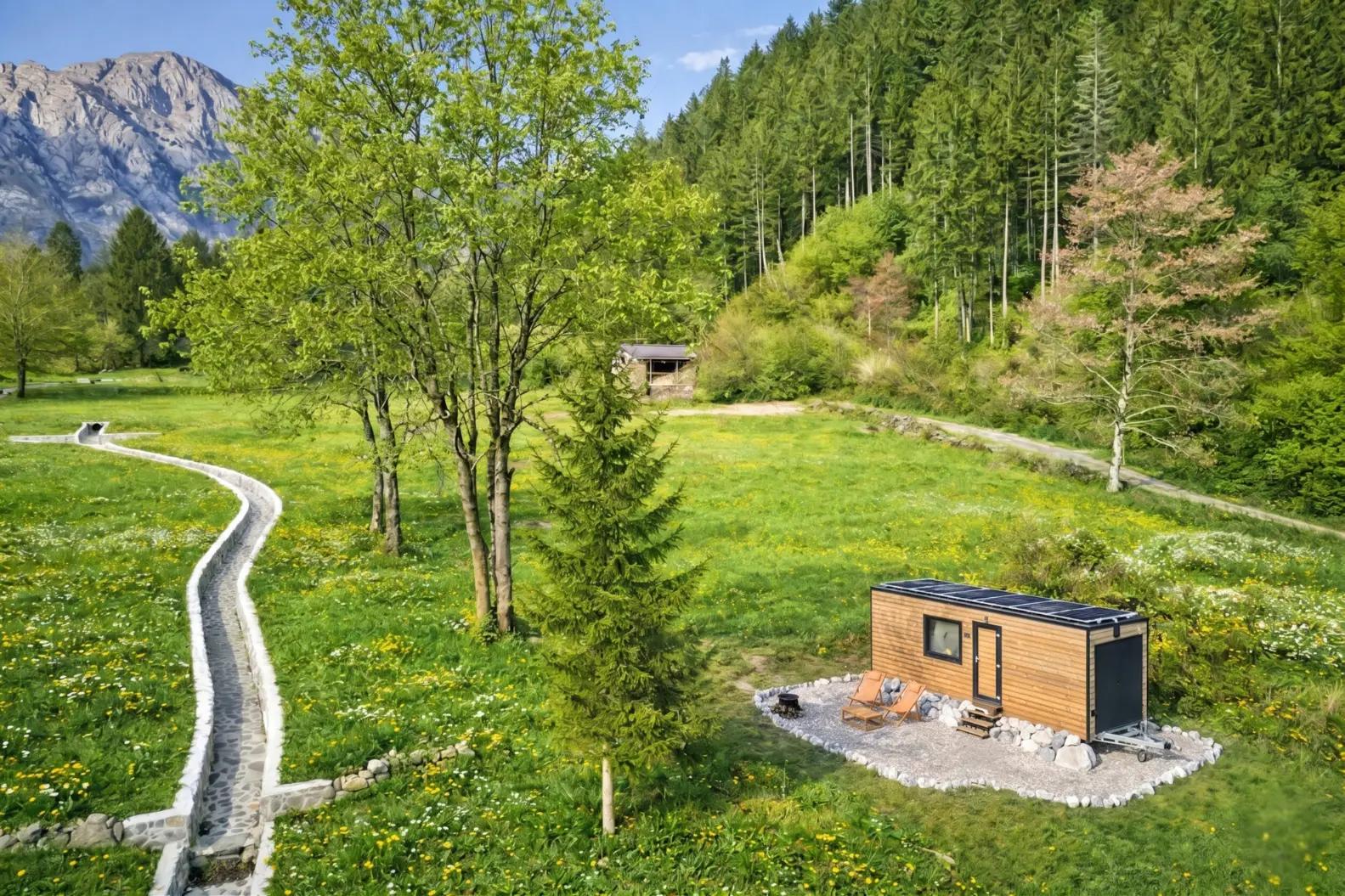 Kleines Haus in Puluzza in den Karnischen Alpen im Frühling