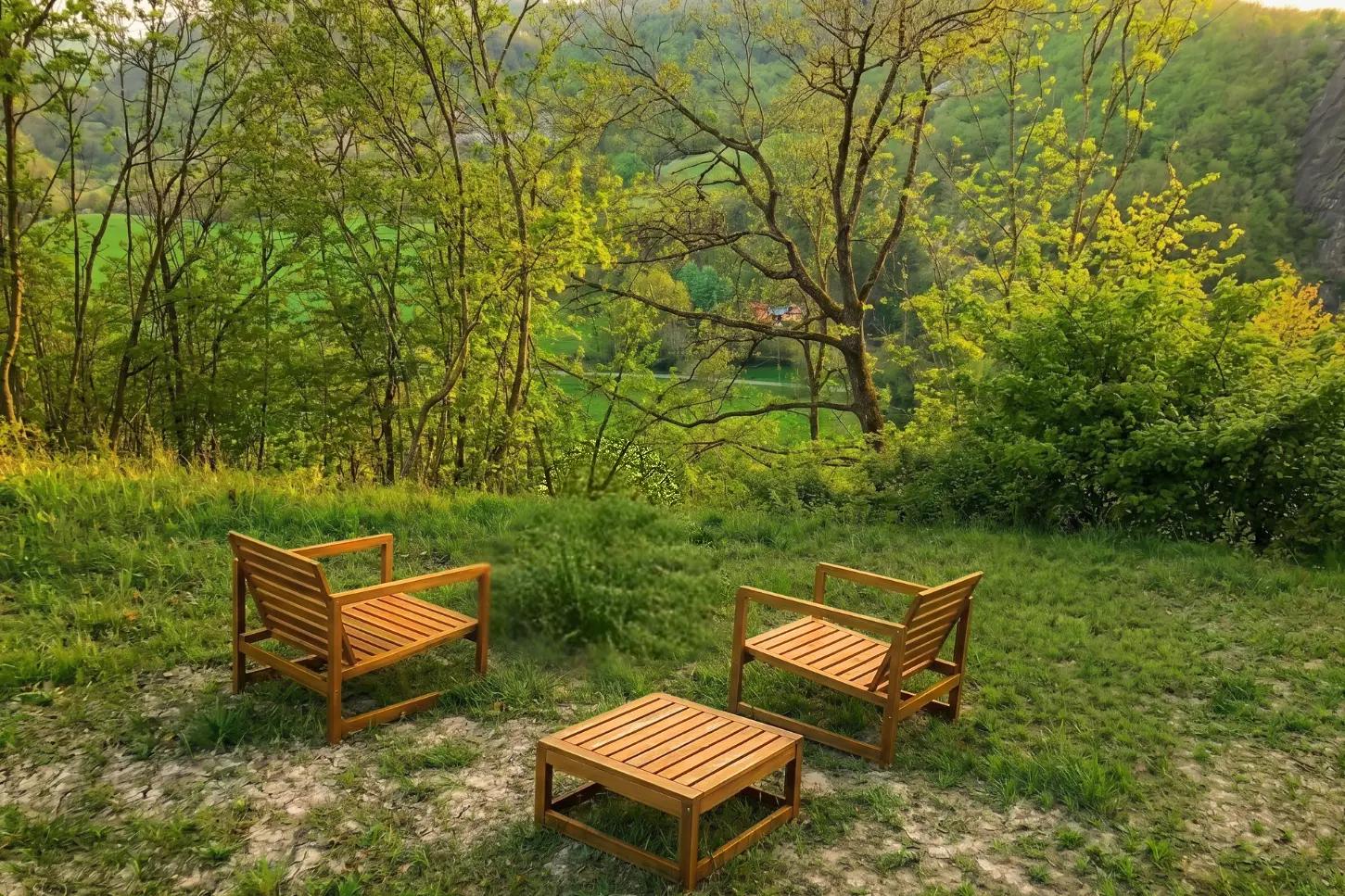 Chairs and a small table in the garden of the Friland tiny house in Val Tidone.